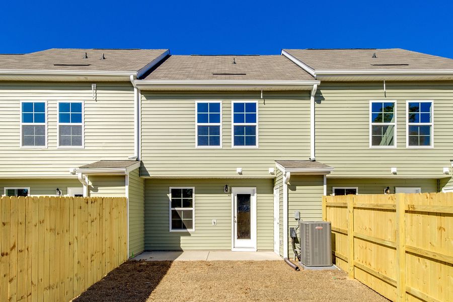 Exterior details and patio area of a home in Astoria, Columbia (Image 19).