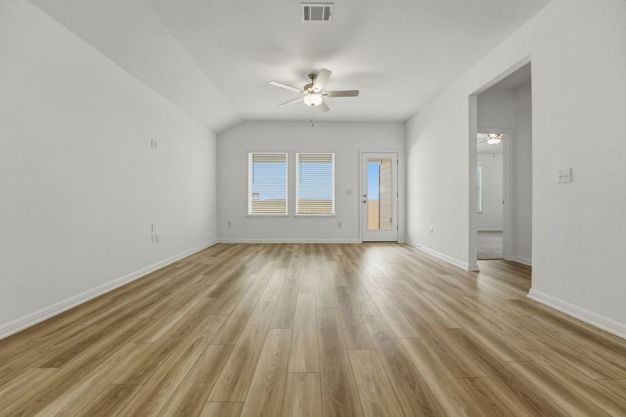 Spacious, unfurnished interior of a new home in Longview, Del Valle (Image 10).