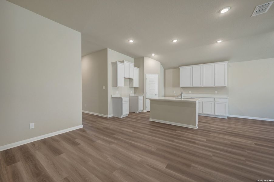 Spacious, unfurnished interior of a new home in Hunters Ranch, San Antonio (Image 27).