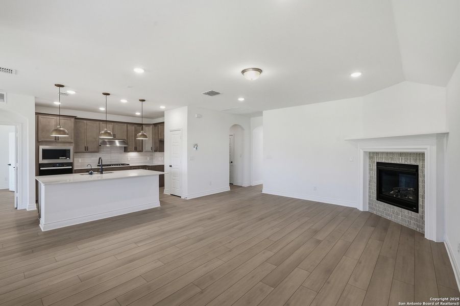 Spacious, unfurnished interior of a new home in Davis Ranch, San Antonio (Image 20). Spacious, unfurnished interior of a new home in Davis Ranch, San Antonio (Image 20).
