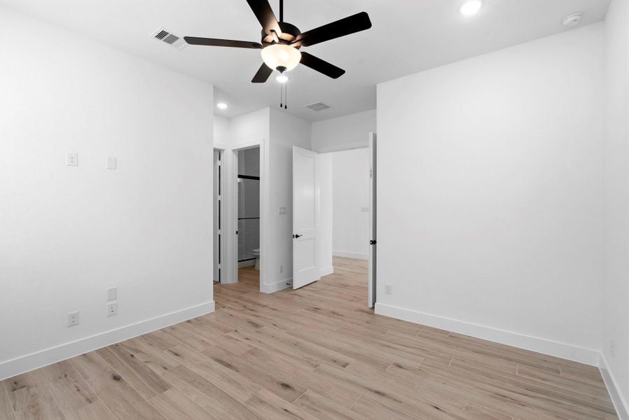 Spacious, unfurnished interior of a new home in Wood Leaf Reserve, Tomball (Image 13).