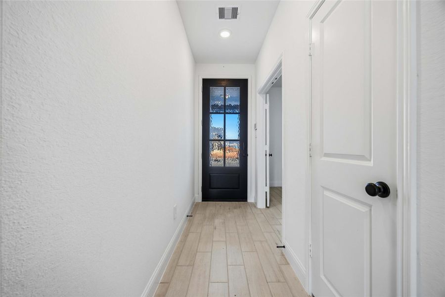 Spacious, unfurnished interior of a new home in Sienna, Missouri City (Image 17).