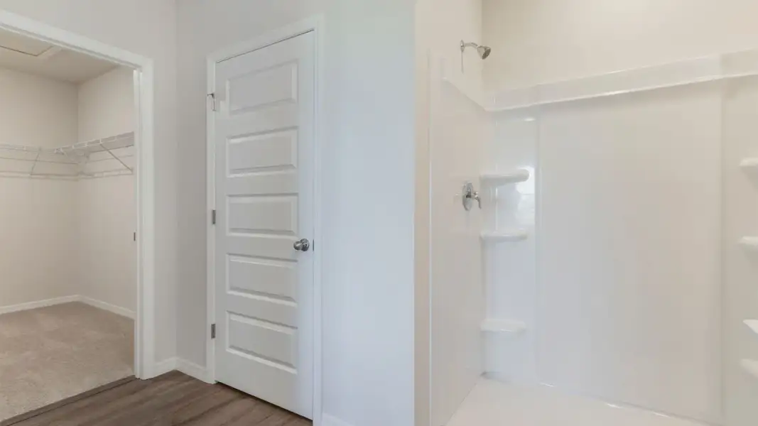 Spacious, unfurnished interior of a new home in Hamilton Bluff, Lake Hamilton (Image 21).