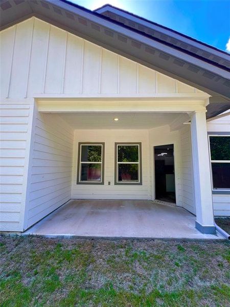 HIGH CEILINGS AND COZY ELECTRIC FIRE PLACE HIGH CEILINGS AND COZY ELECTRIC FIRE PLACE