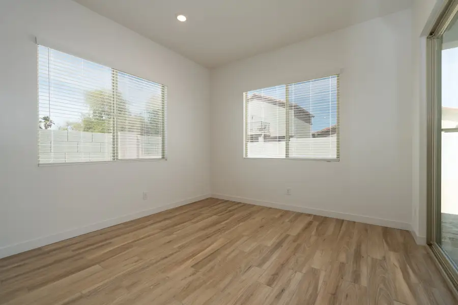 Spacious, unfurnished interior of a new home in Terraza, San Tan Valley (Image 12).