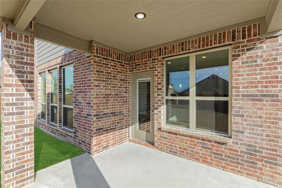 Exterior details and patio area of a home in Sable Creek, Sanger (Image 2).