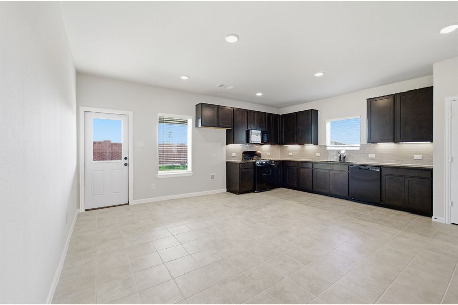 Furnished interior view inside a new home in Saddlebrook Estates, Waxahachie (Image 9).