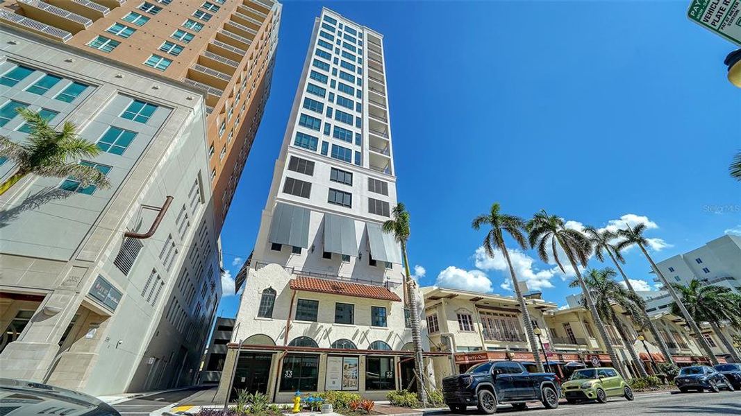 Condo located in Sarasota, FL showcasing its design and architecture (Image 4).