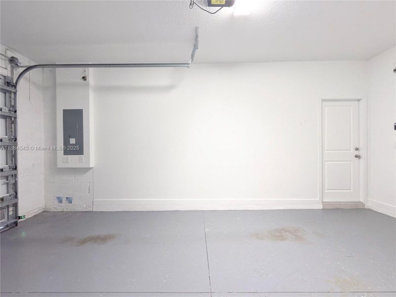 Spacious, unfurnished interior of a new home in , Pompano Beach (Image 27).