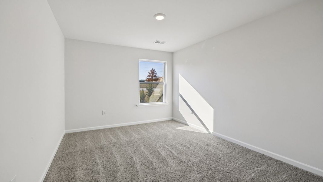 Spacious, unfurnished interior of a new home in Tanglewood Townes, Greenville (Image 20).