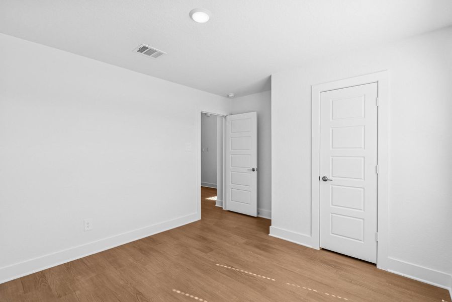 Spacious, unfurnished interior of a new home in Lone Star Landing, Montgomery (Image 19).