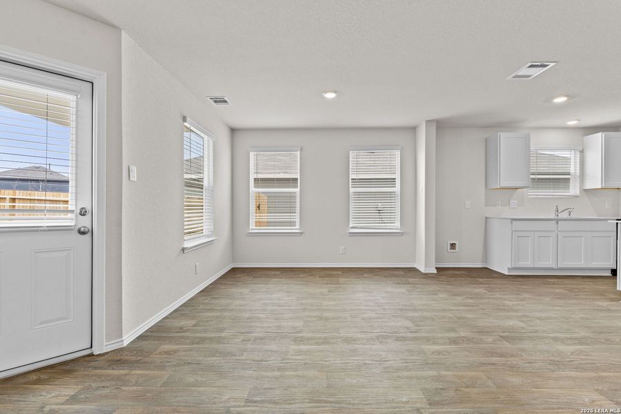 Spacious, unfurnished interior of a new home in Redbird Ranch, San Antonio (Image 14).