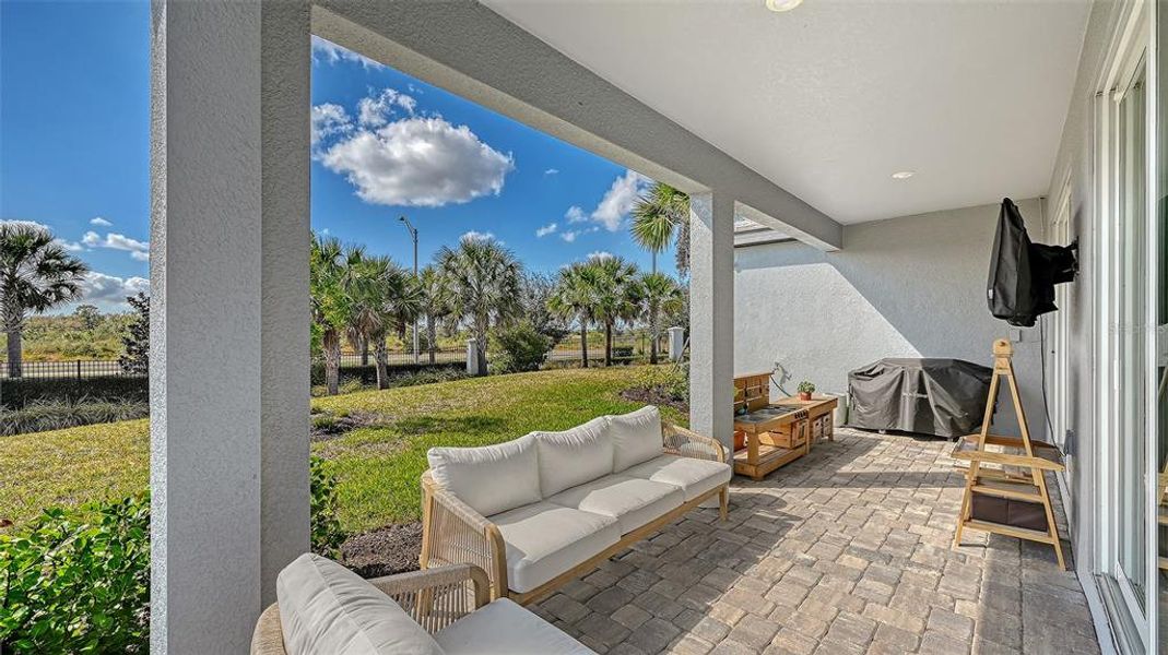 Exterior details and patio area of a home in , Bradenton (Image 3).