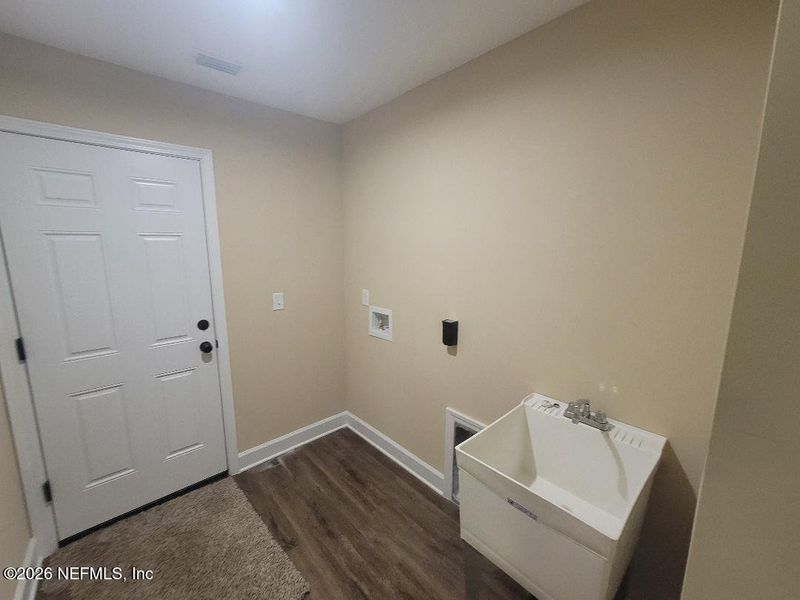 Spacious, unfurnished interior of a new home in , Keystone Heights (Image 12).