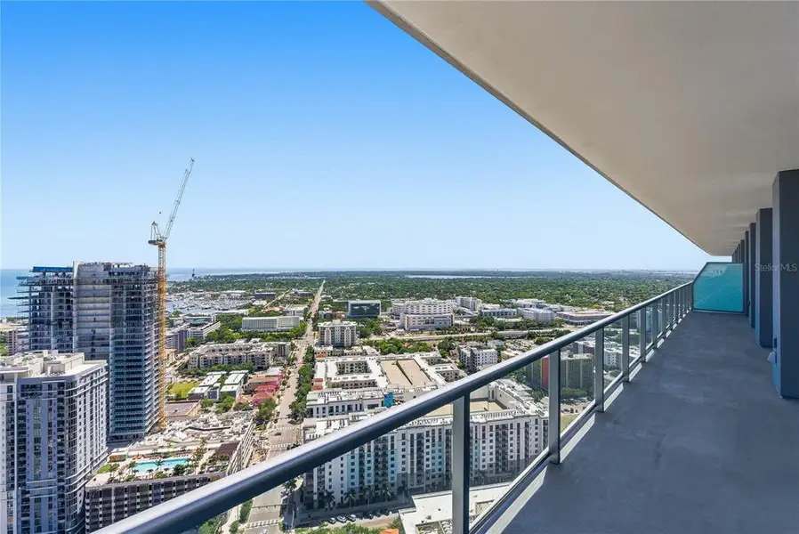Condo located in St. Petersburg, FL showcasing its design and architecture (Image 3).