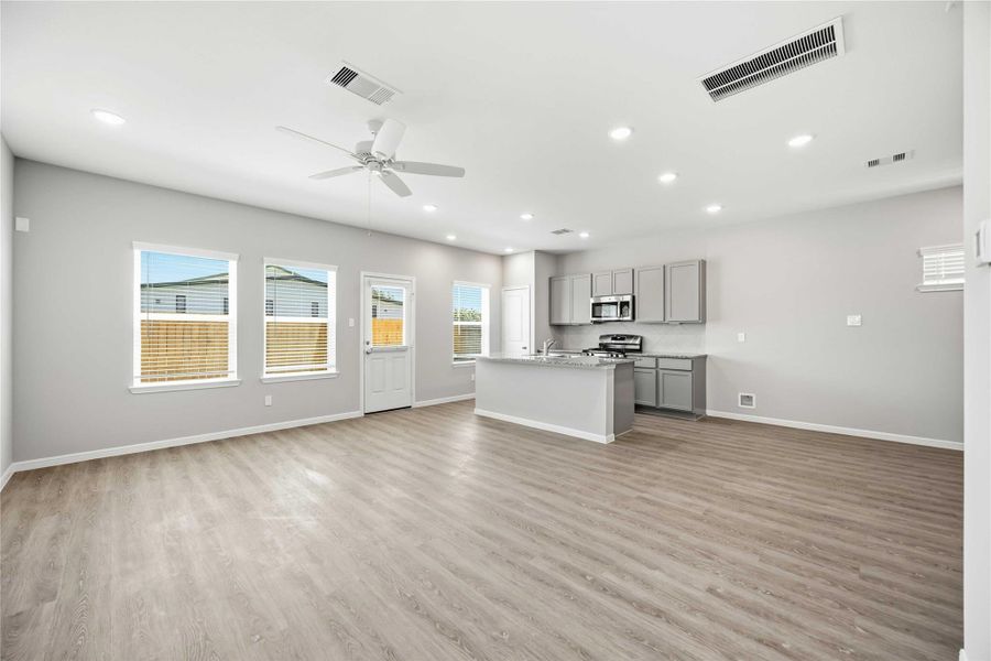 Spacious, unfurnished interior of a new home in , Houston (Image 13).