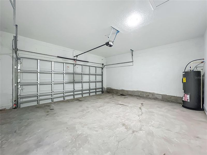 Spacious, unfurnished interior of a new home in , Citrus Springs (Image 25).