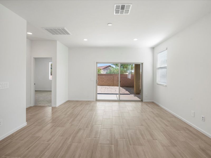 Spacious, unfurnished interior of a new home in Summerstone II, Marana (Image 9).