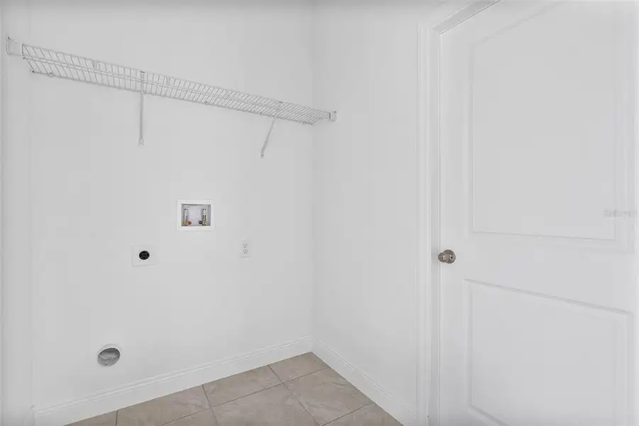 Spacious, unfurnished interior of a new home in , Citrus Springs (Image 4).