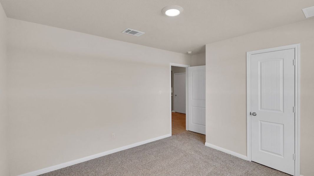 Spacious, unfurnished interior of a new home in Thunder Rock, Marble Falls (Image 13).