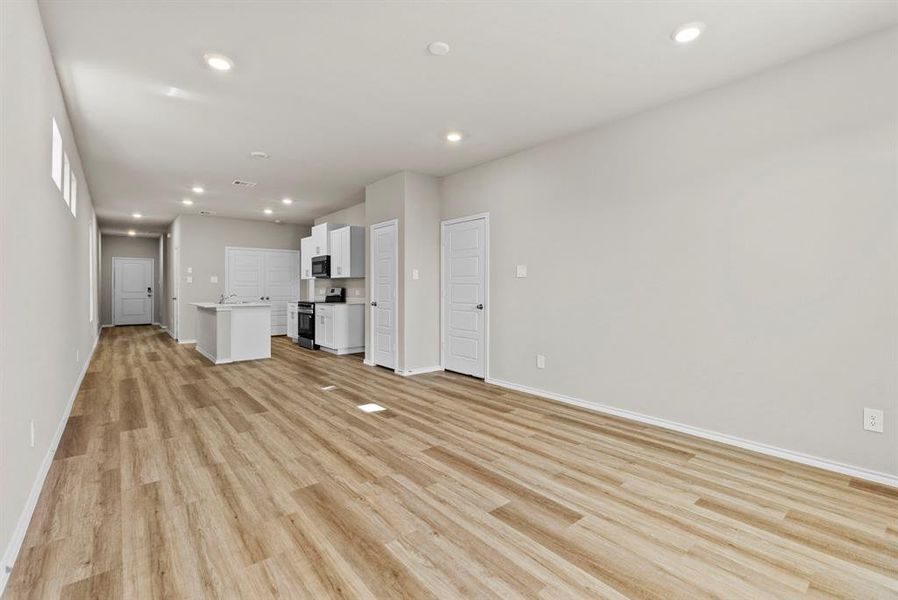 Spacious, unfurnished interior of a new home in Orchard Village, Fort Worth (Image 12).