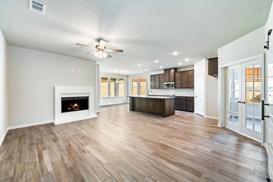 Spacious, unfurnished interior of a new home in Waterford Park, Weatherford (Image 15).