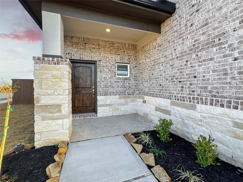 Exterior details and patio area of a home in Creekhaven, Rosharon (Image 17).