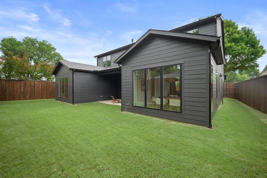 Exterior details and patio area of a home in , Dallas (Image 3).