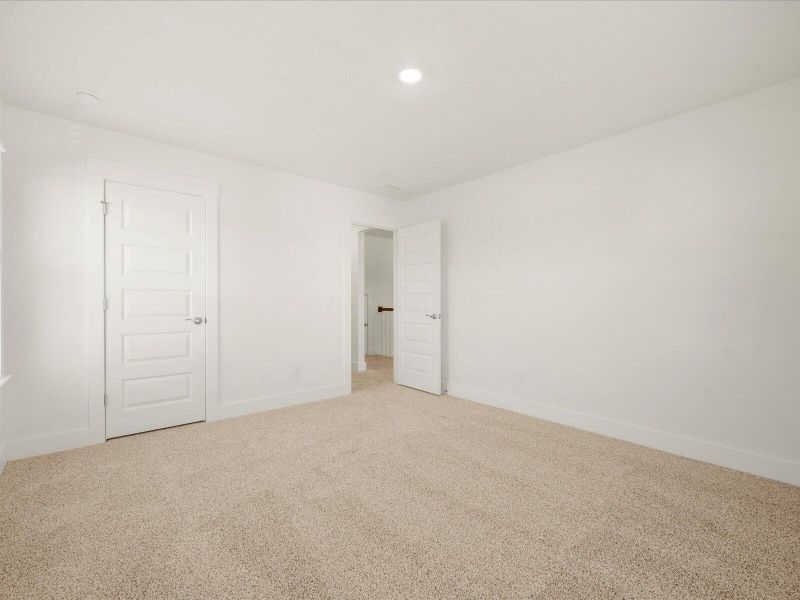 Spacious, unfurnished interior of a new home in , Summerville (Image 15).