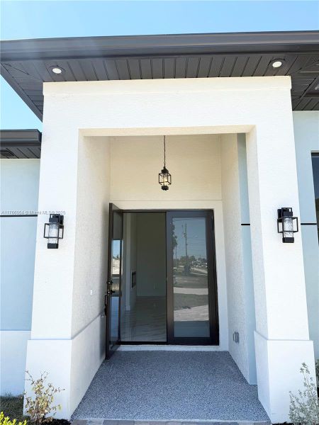 Spacious, unfurnished interior of a new home in , Cape Coral (Image 17).