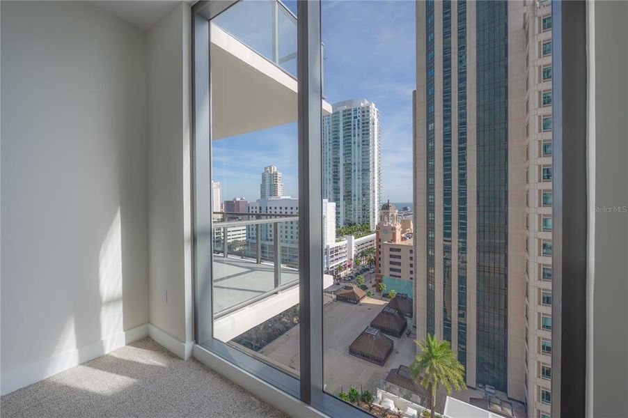 Condo located in St. Petersburg, FL showcasing its design and architecture (Image 4).