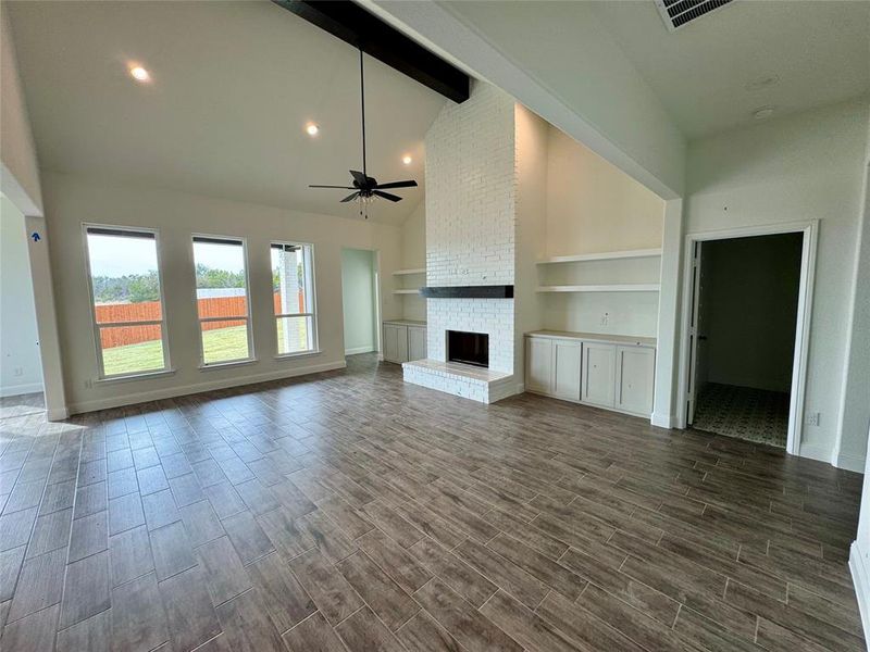 Spacious, unfurnished interior of a new home in , Glen Rose (Image 7).