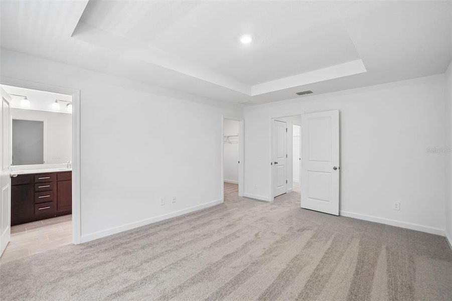Spacious, unfurnished interior of a new home in , Tampa (Image 15).