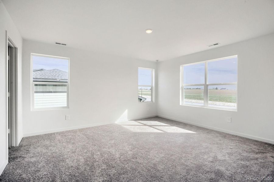 Spacious, unfurnished interior of a new home in Ledge Rock, Johnstown (Image 11).