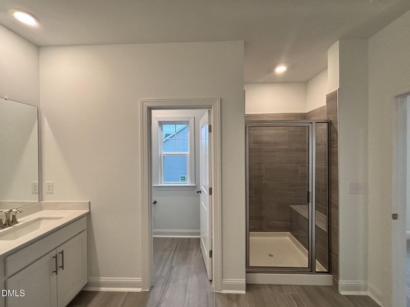 STR SU 203_Owners Bath-C