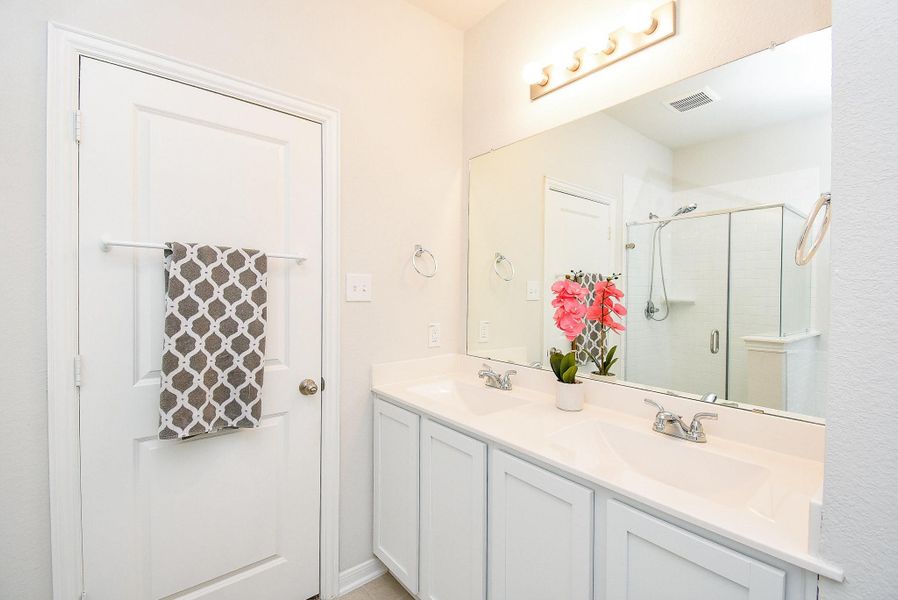 Start your day right in this bright and inviting primary bathroom. Start your day right in this bright and inviting primary bathroom.