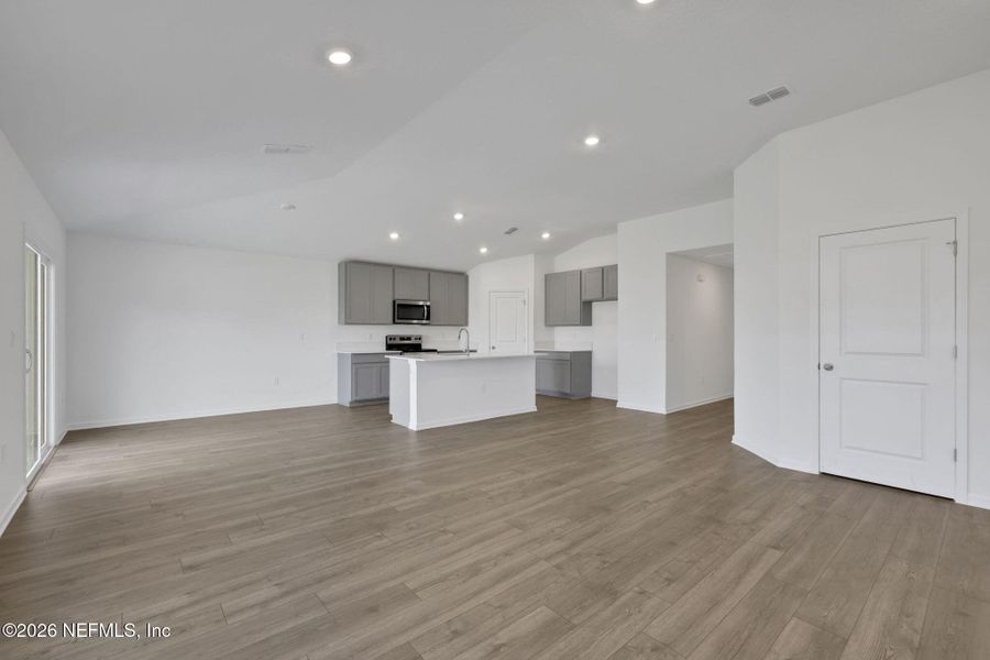 Spacious, unfurnished interior of a new home in Diamond Springs, Jacksonville (Image 31).