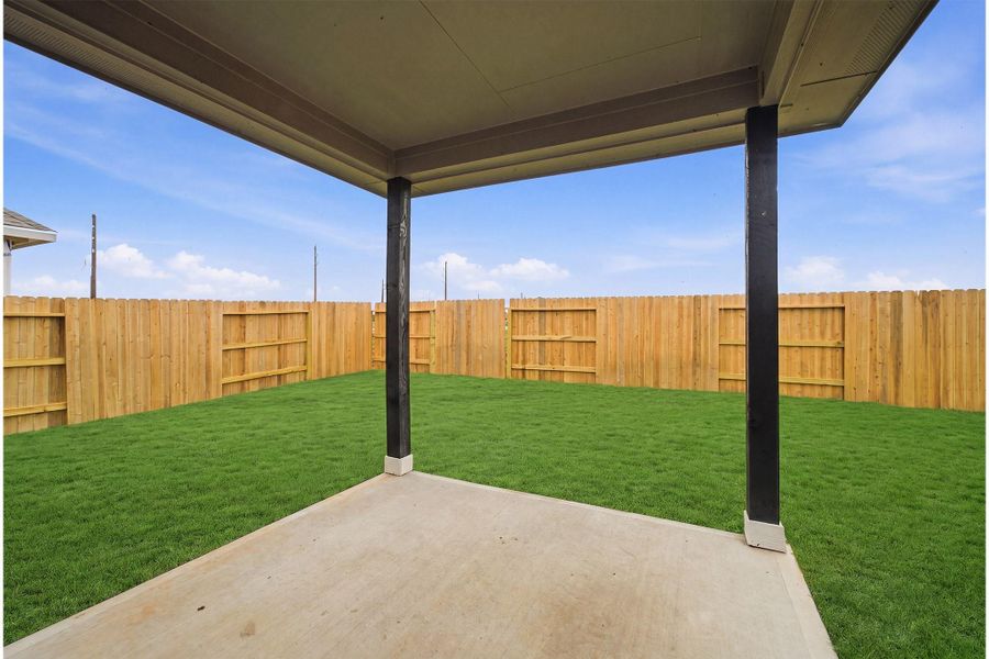 Exterior details and patio area of a home in Ashland, Texas City (Image 3).