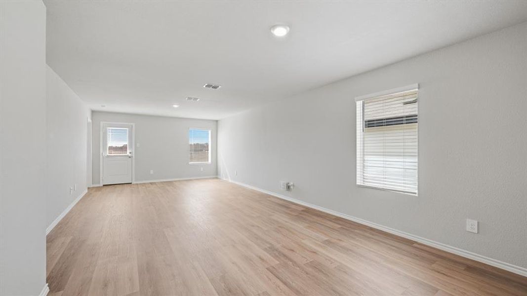 Spacious, unfurnished interior of a new home in Sunnycreek, Fort Worth (Image 11).