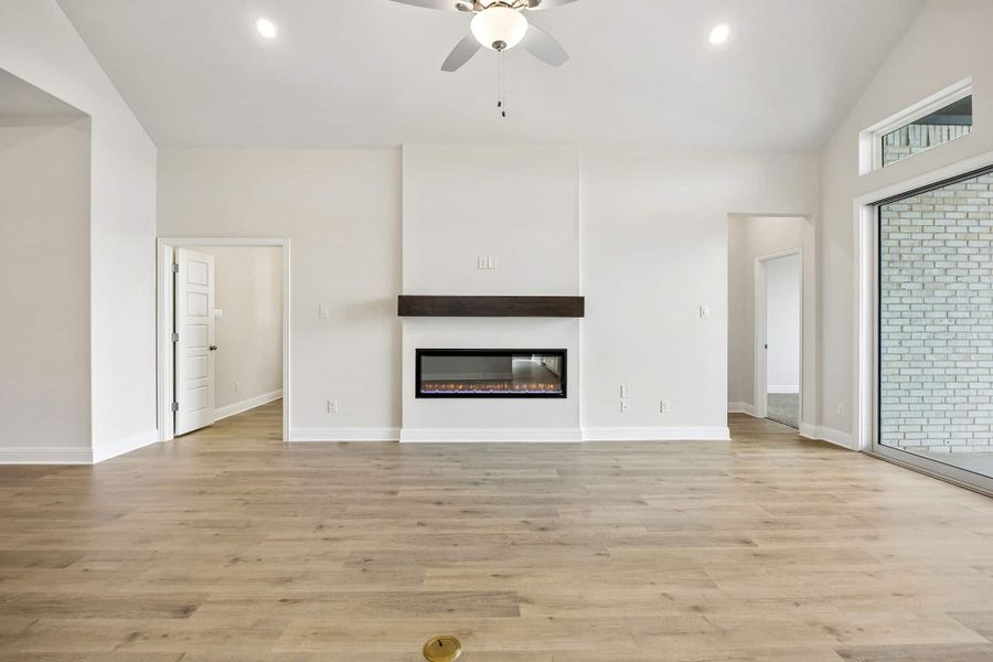 Spacious, unfurnished interior of a new home in Oaks of North Grove, Waxahachie (Image 26). Spacious, unfurnished interior of a new home in Oaks of North Grove, Waxahachie (Image 26).