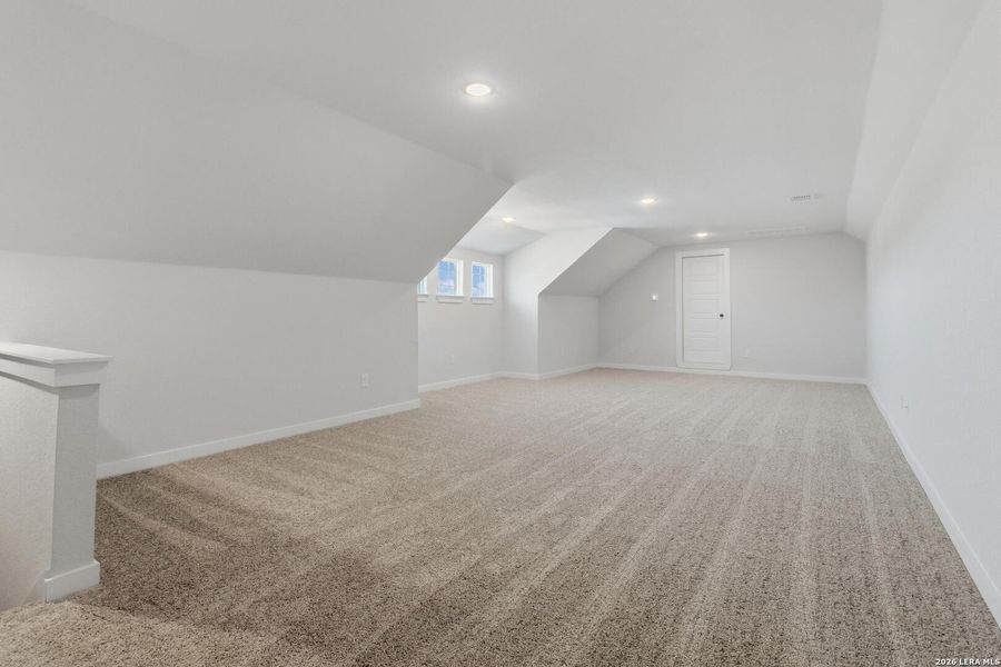 Spacious, unfurnished interior of a new home in Alamo Estates, San Antonio (Image 28).