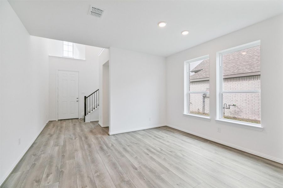 Spacious, unfurnished interior of a new home in Ellis Cove, Seabrook (Image 31).