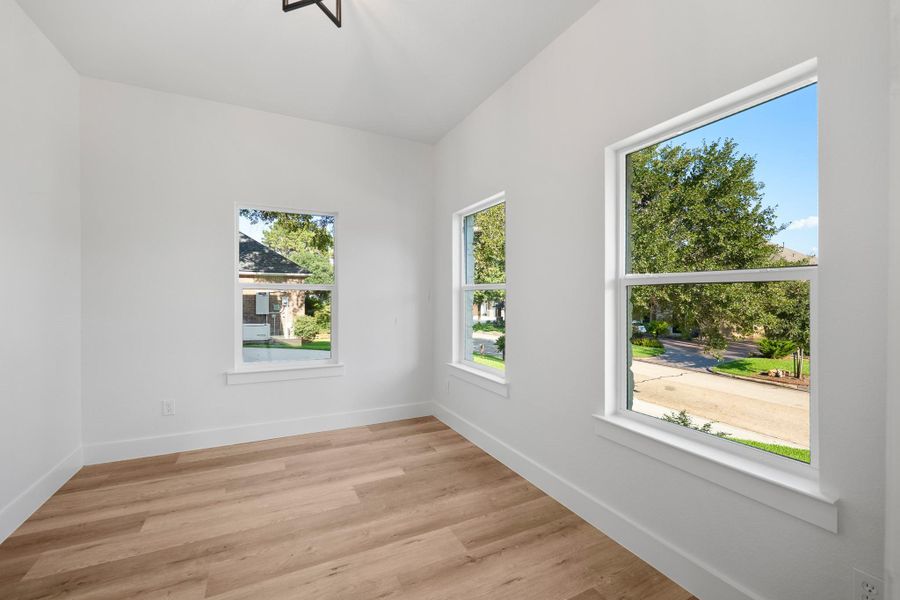 Bright and inviting home office, perfect for remote work. Bright and inviting home office, perfect for remote work.