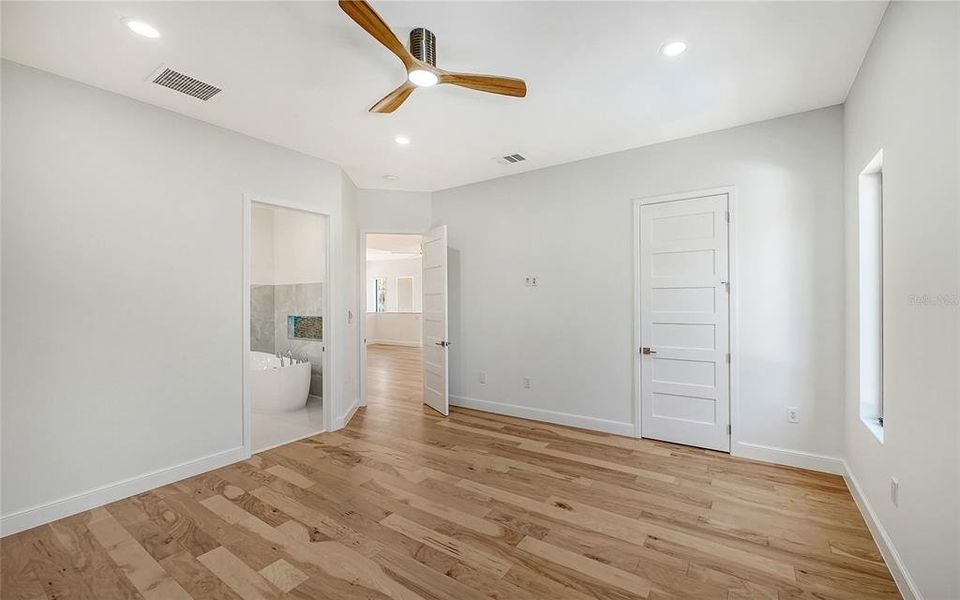 Spacious, unfurnished interior of a new home in , Sarasota (Image 41).