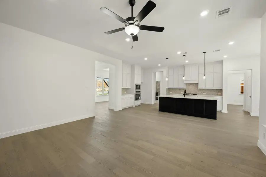 Spacious, unfurnished interior of a new home in Kentsdale Farms, DeSoto (Image 21).
