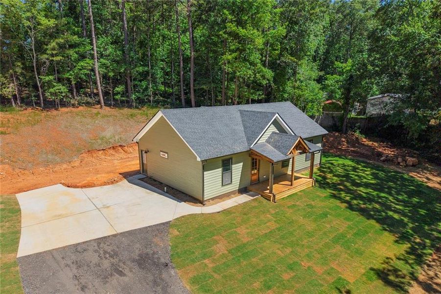Exterior details and patio area of a home in , Silver Creek (Image 20).