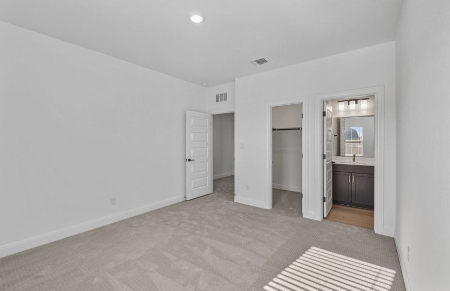 Spacious, unfurnished interior of a new home in Santa Rita Ranch, Liberty Hill (Image 27).