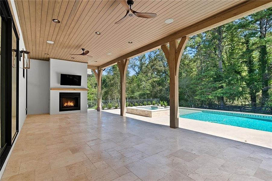 Exterior details and patio area of a home in Crossroads, Alpharetta (Image 32).