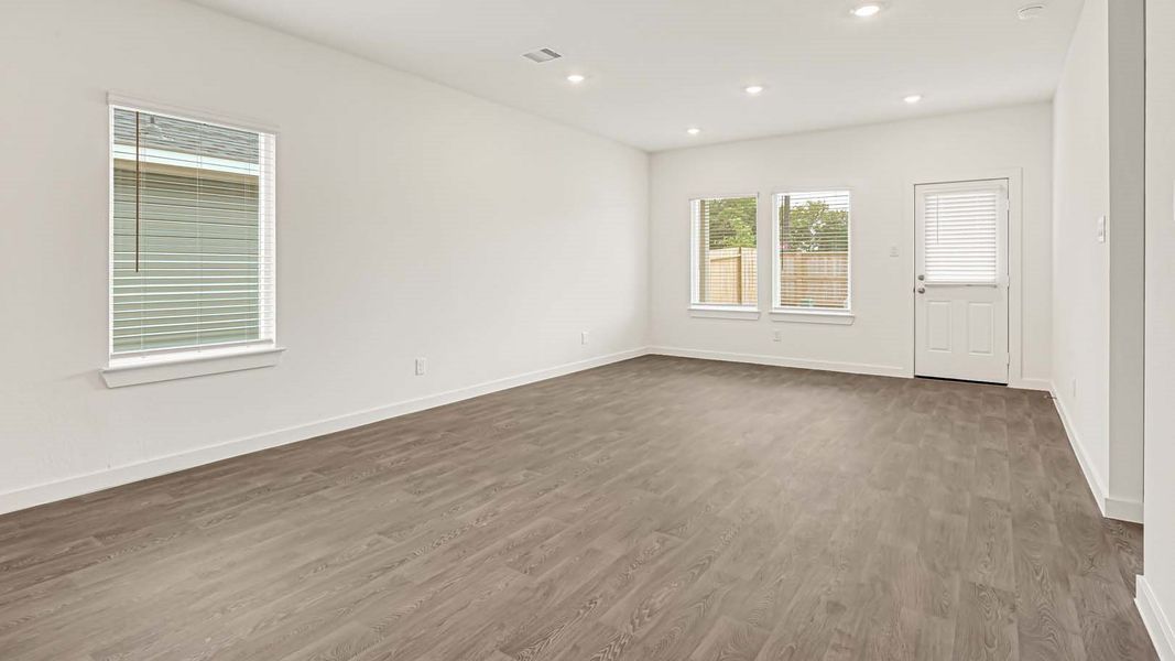 Spacious, unfurnished interior of a new home in Holly Ridge, Rosenberg (Image 18).