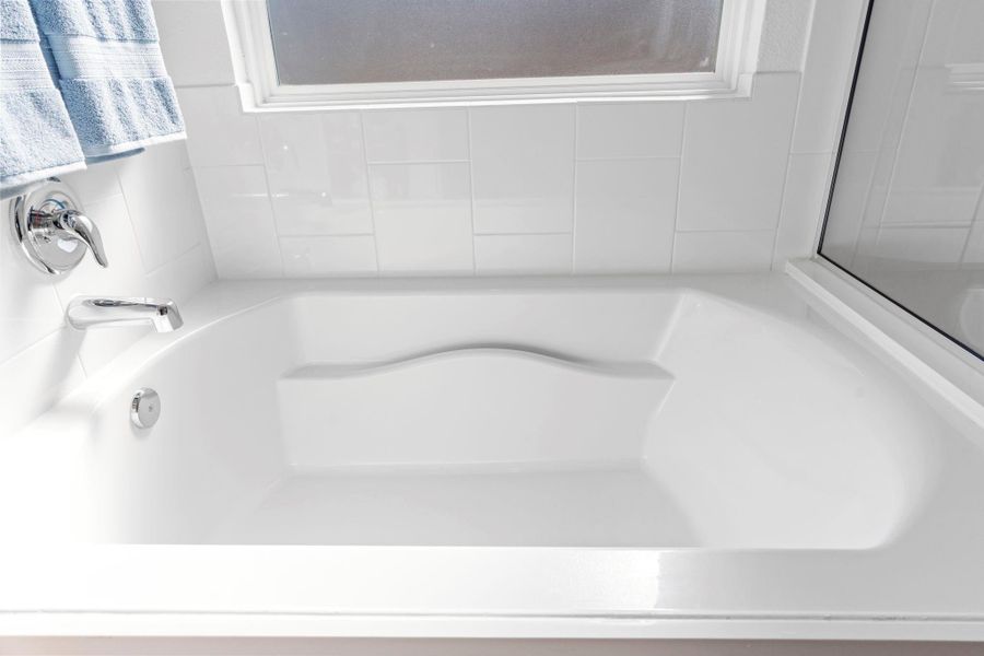 Close-up of interior finishes inside a home in , Iowa Colony (Image 22).